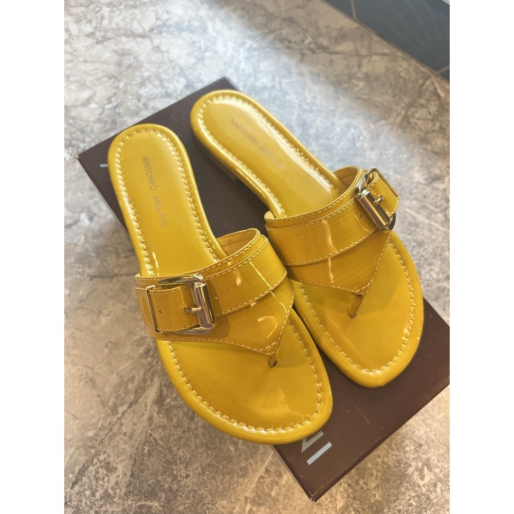 Antonio Melani Sole Yellow Patent Thong Sandals Women's 8M (w/ Box)